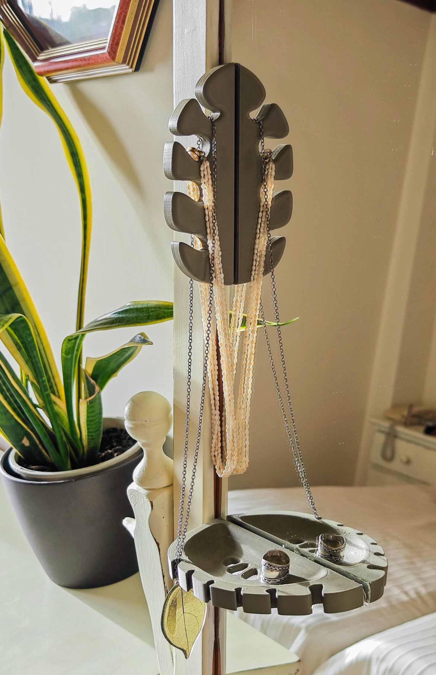 Elegant Mirror Leaf Hooks - Nature-Inspired Home Decor