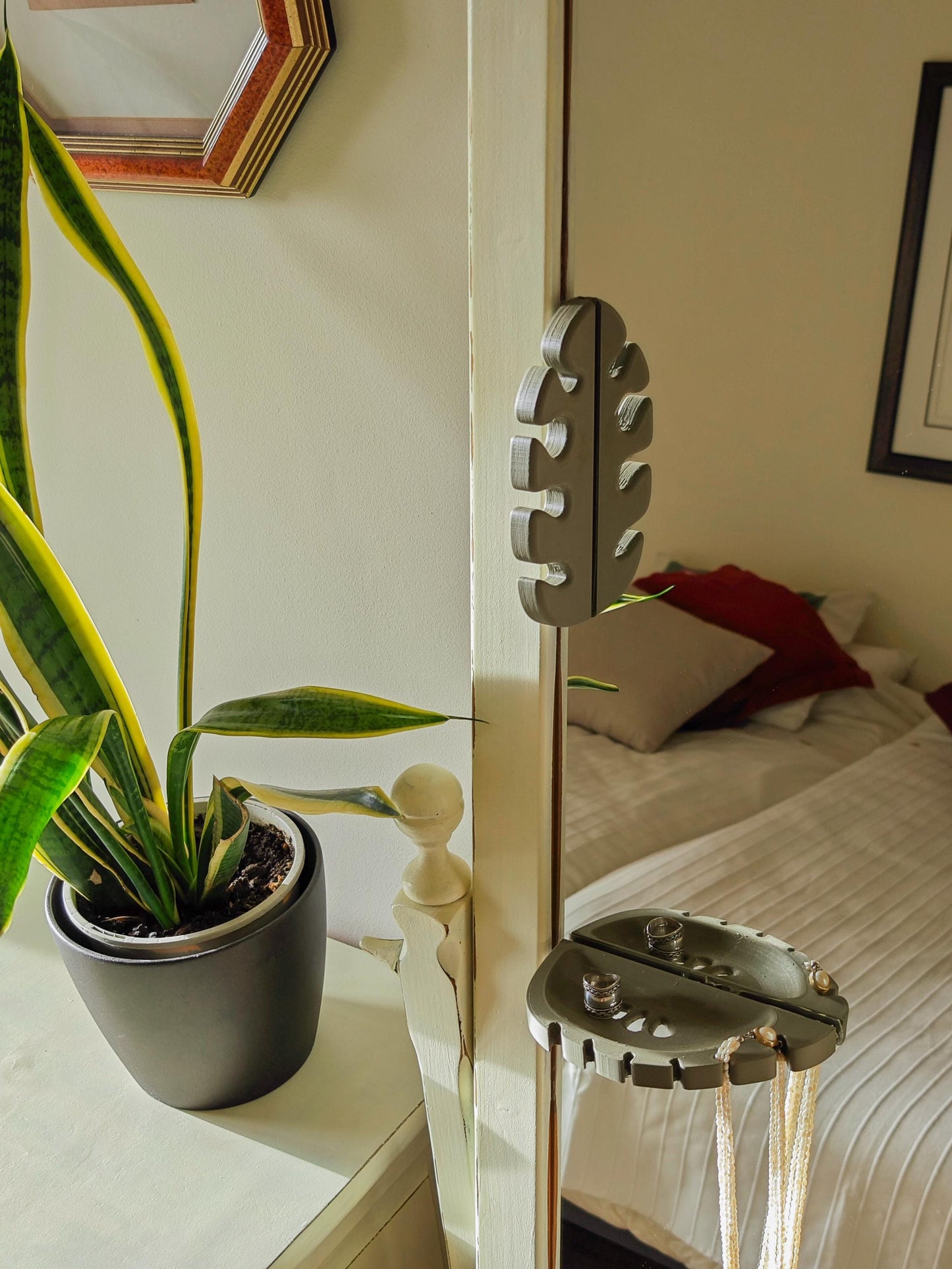 Elegant Mirror Leaf Tray - Nature-Inspired Home Decor