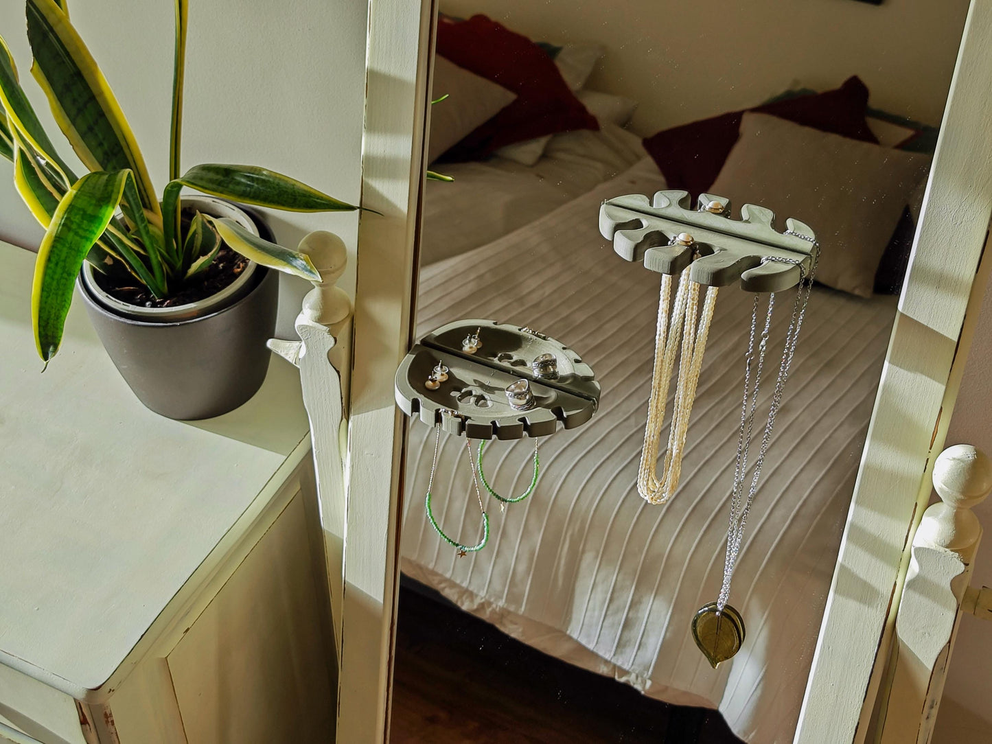 Elegant Mirror Leaf Hooks - Nature-Inspired Home Decor